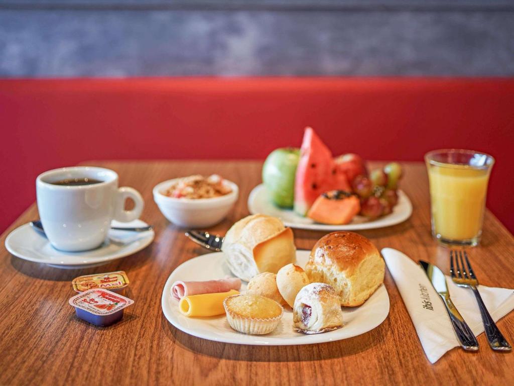 a table with two plates of food and a cup of coffee at ibis Jundiai Shopping in Jundiaí