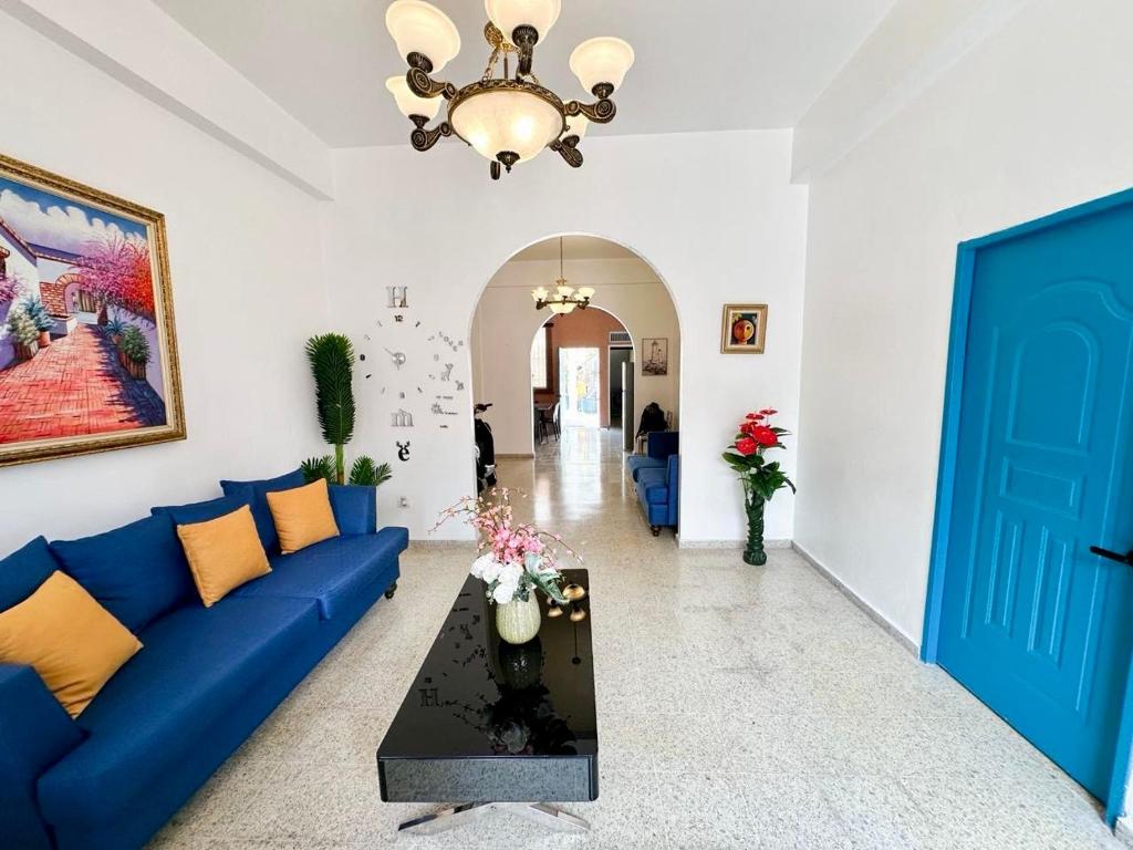 Гостиная зона в Colonial Home with Private Terrace and Jacuzzi