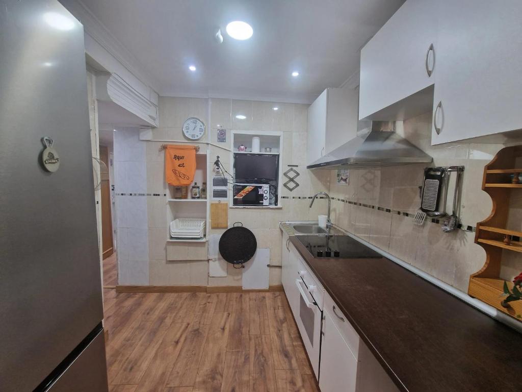 Una cocina con gabinetes blancos y encimera. en Cozy Chalet in San Sebastián de los Reyes with Terrace, en San Sebastián de los Reyes