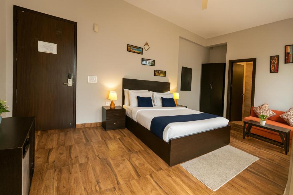 Кровать или кровати в номере The Garnet Resort - Top Rated & Most Awarded Property in Vrindavan