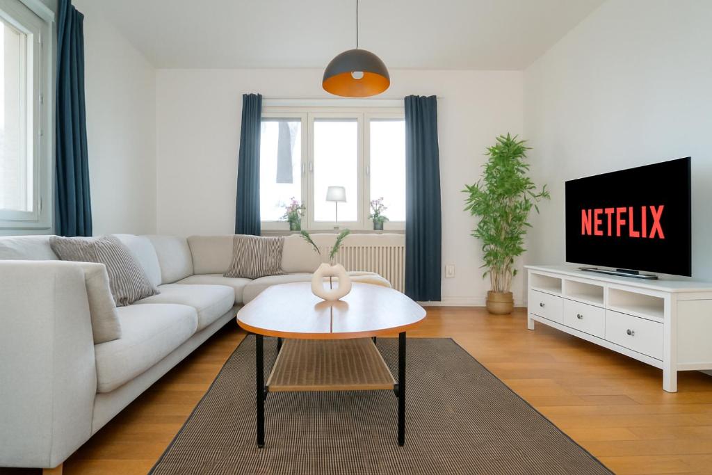 TV a/nebo společenská místnost v ubytování Chic 1BR City center Sleeps 4 Brämaregården