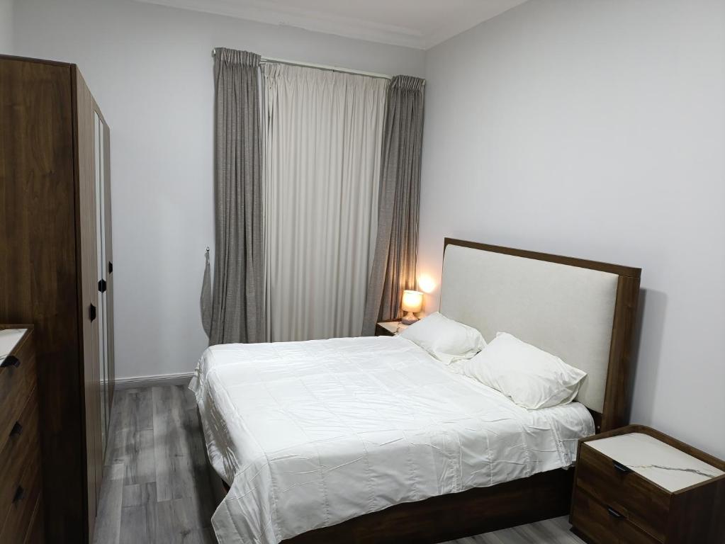 Giường trong phòng chung tại 2 bedrooms Lusail apartment