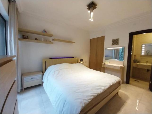 Ένα ή περισσότερα κρεβάτια σε δωμάτιο στο الشيخ عقار