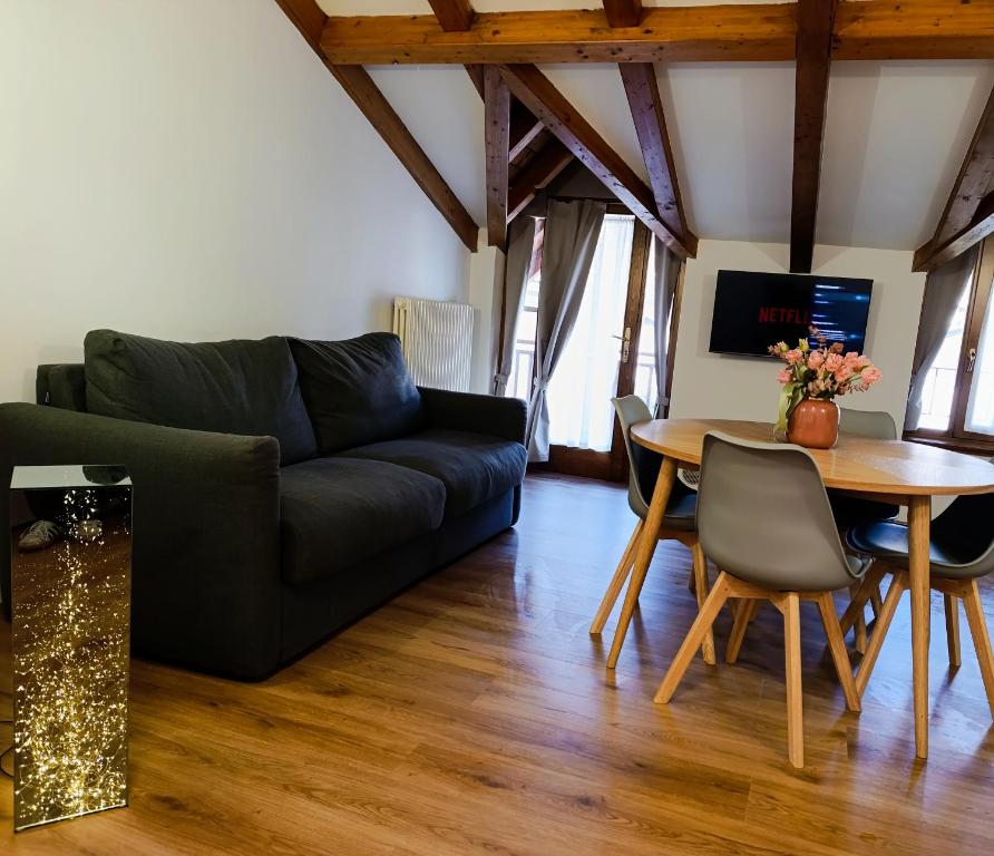 Appartamento Vittoria في كليس: غرفة معيشة بها أريكة وطاولة