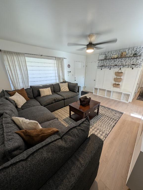布里格姆城Cozy Mountain Home的配有沙发和吊扇的客厅