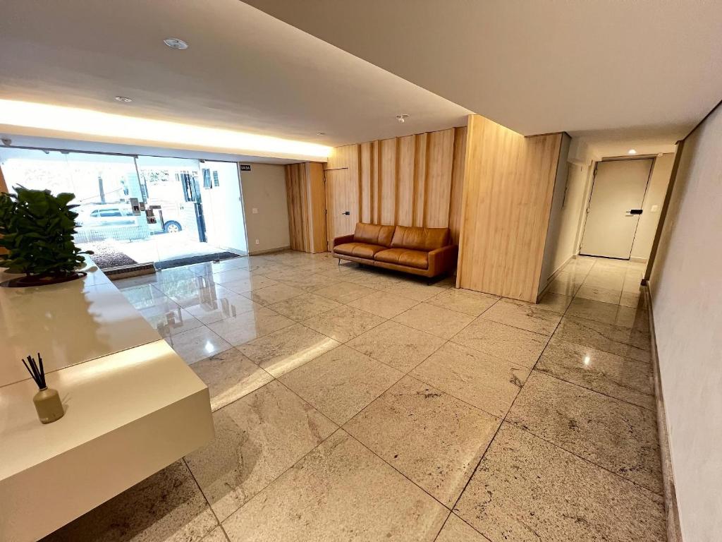 una sala de estar con un sofá y una mesa en LK Santo Antônio 1, en Belo Horizonte