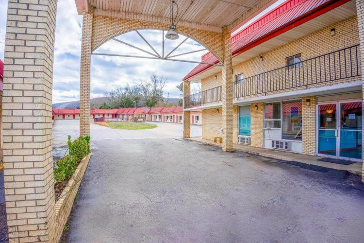 an empty parking lot in front of a building at Ozark Junction Inn in Mountain View