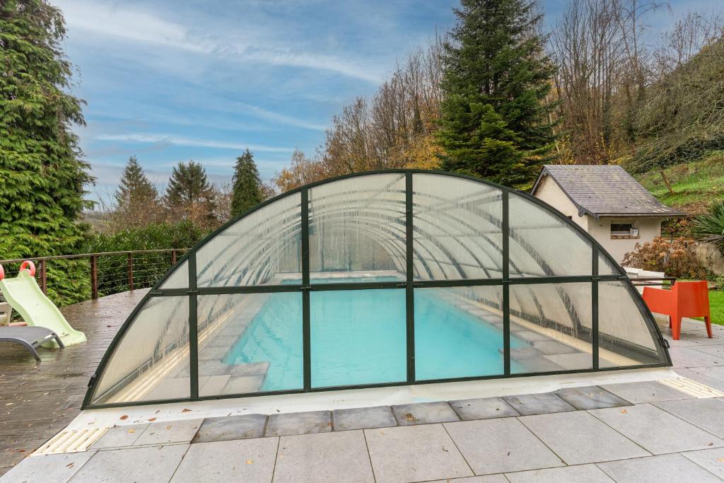 a glass dome pool house with a swimming pool at La Villa du Bonheur - Piscine - Jardin - Honfleur in Honfleur