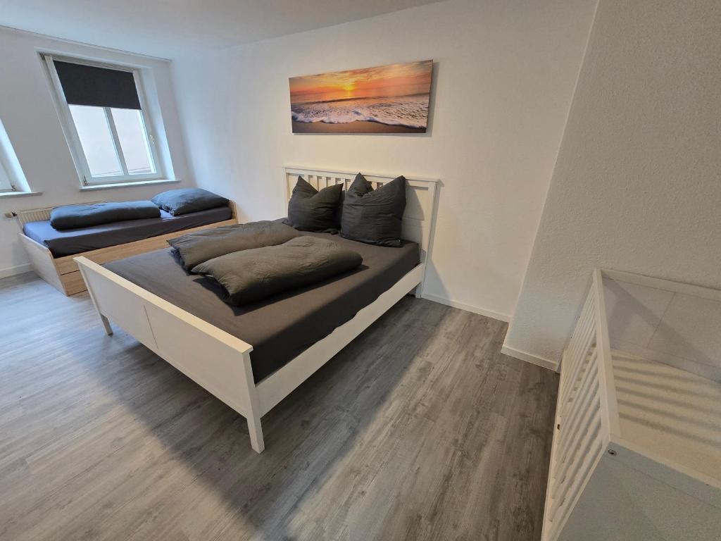 a bedroom with a bed and a couch at FERIENWOHNUNG 75m2 APARTMENT in ZITTAUER STADTZENTRUM INNENSTADT INNENRING TOP LAGE - WOHNEN AUF ZEIT IN ZITTAU - 3 RAUM WOHNUNG in Zittau