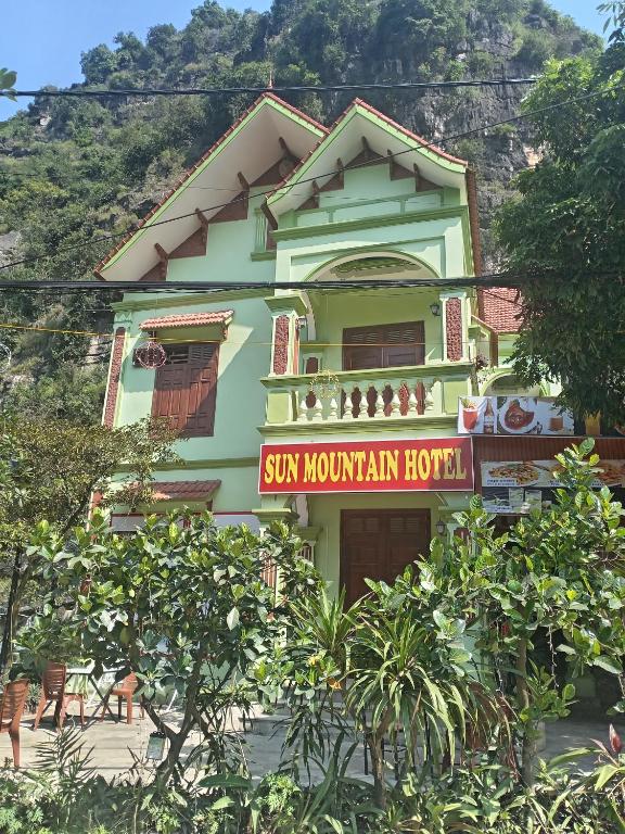 a building with a sign that reads sun mountain hotel at Sun Mountain Hostel in Nguyên Ngoại