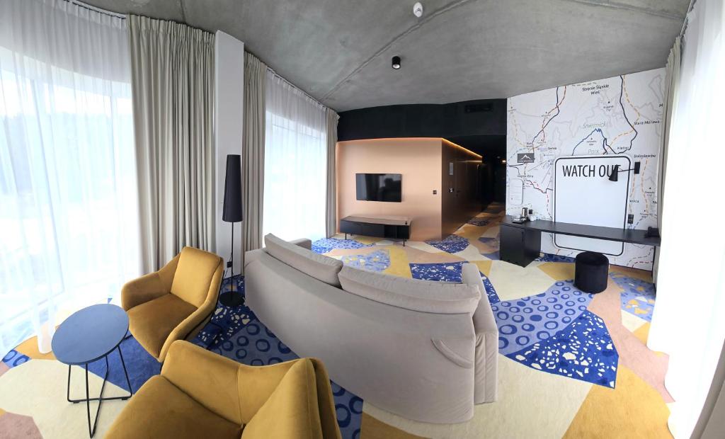 a living room with a couch and chairs and a screen at Apartament - White Pearl - Biała Perła - Czarna Góra in Sienna