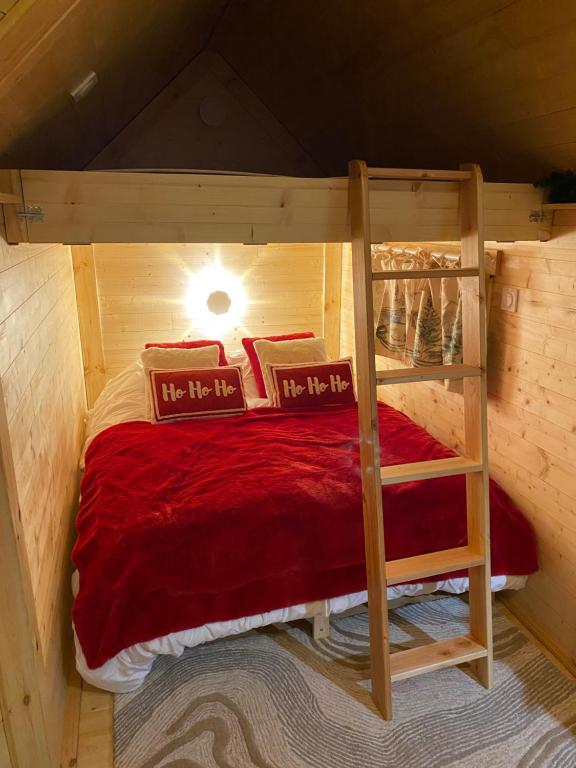 Giường trong phòng chung tại Santa Kota, Christmas cottage