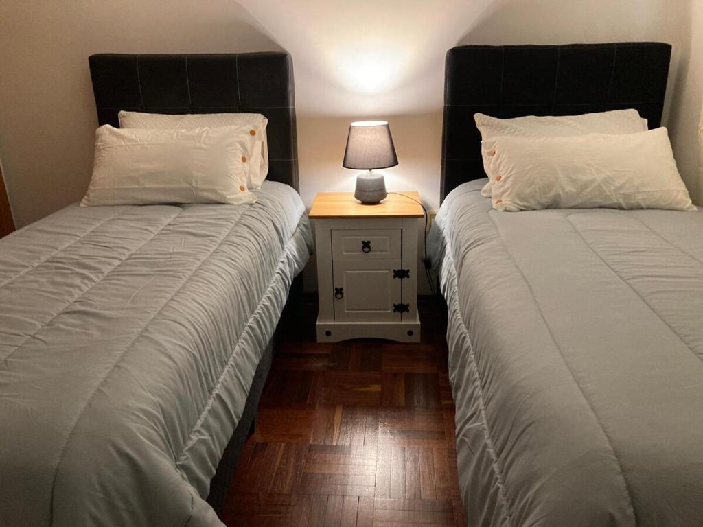 two beds sitting next to each other in a bedroom at Apartamento en pleno centro in Salto
