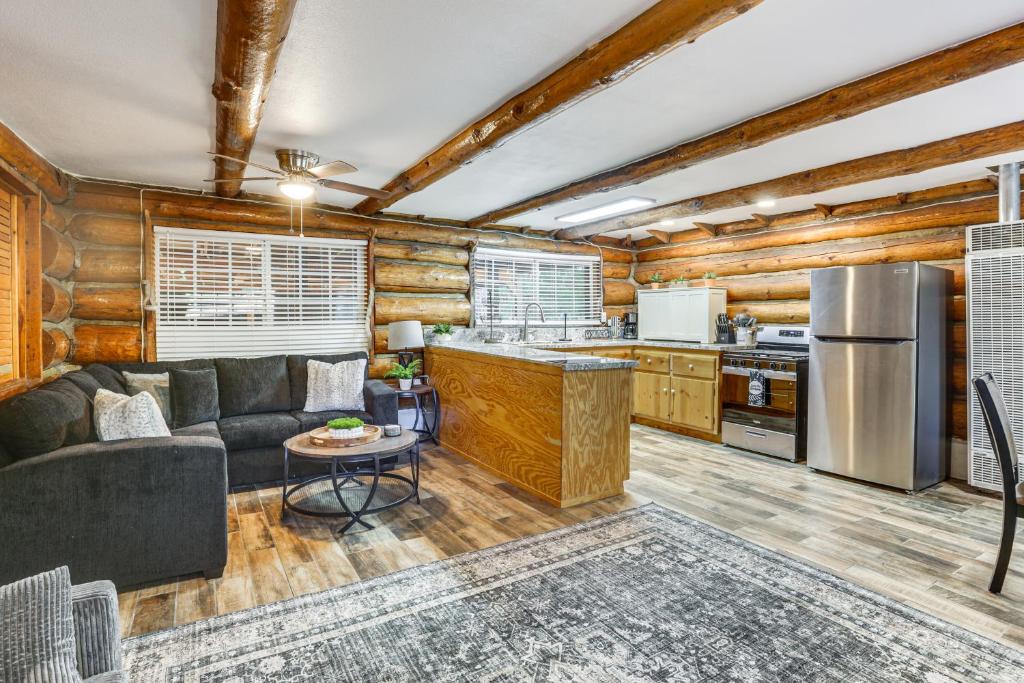 un soggiorno con divano e cucina di MTB Base Camp! Rustic Cabin By Mt Laguna Trails a Mount Laguna