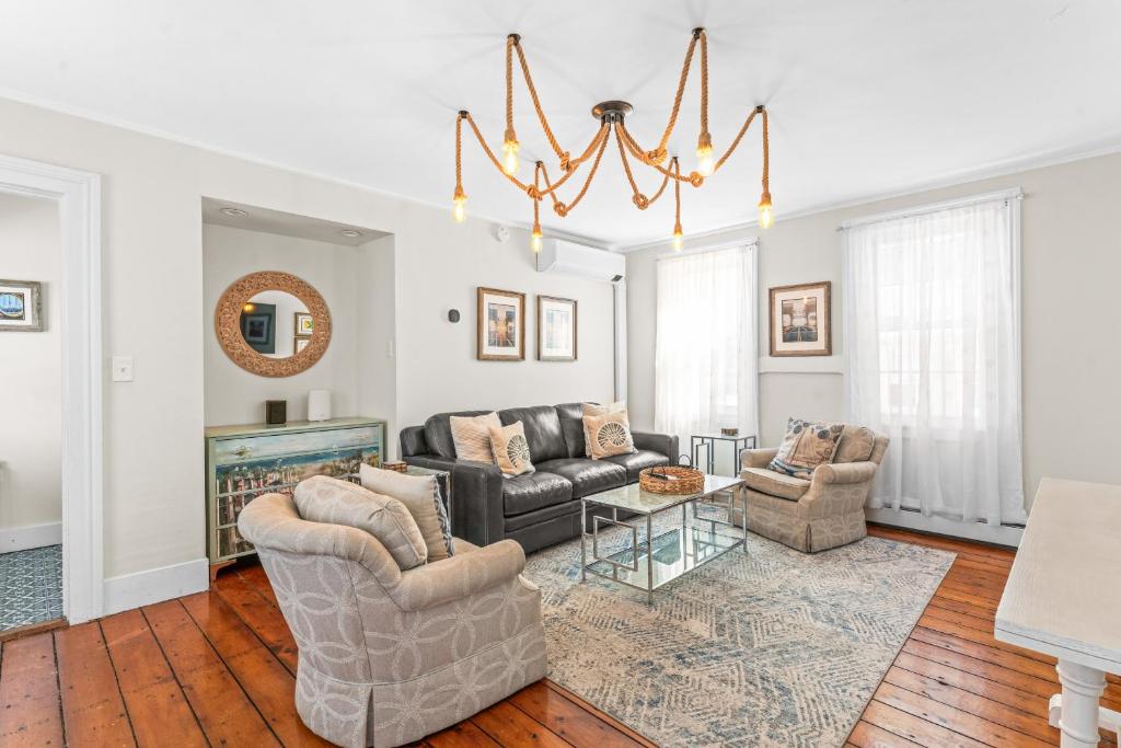 Χώρος καθιστικού στο Coates Townhome 3BR Historic Home Near Mystic Seaport