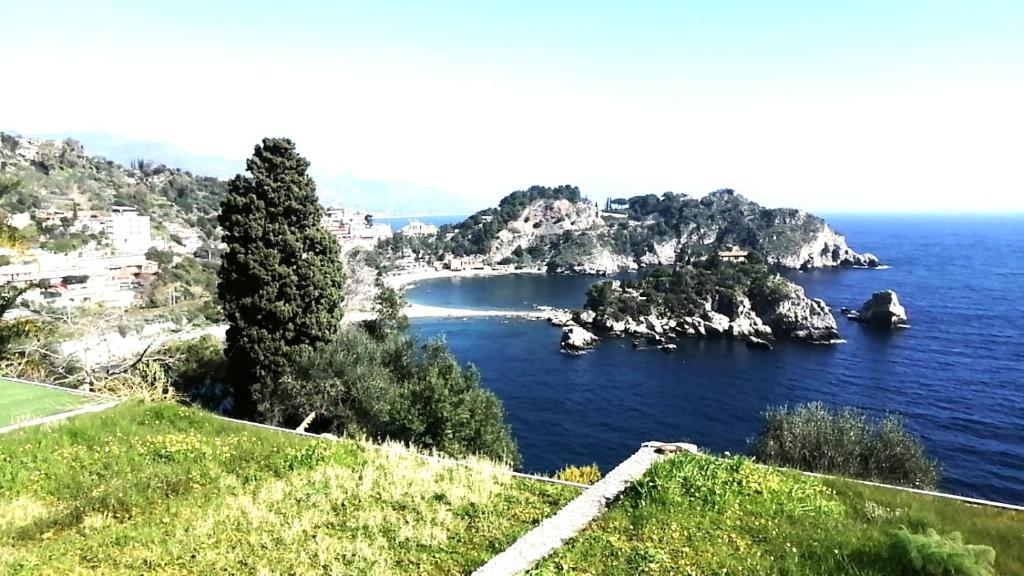 Sicily Etna Mareneve Taormina في فوميفريدو دي سيشيليا: اطلاله على تجمع مياه فيه صخور