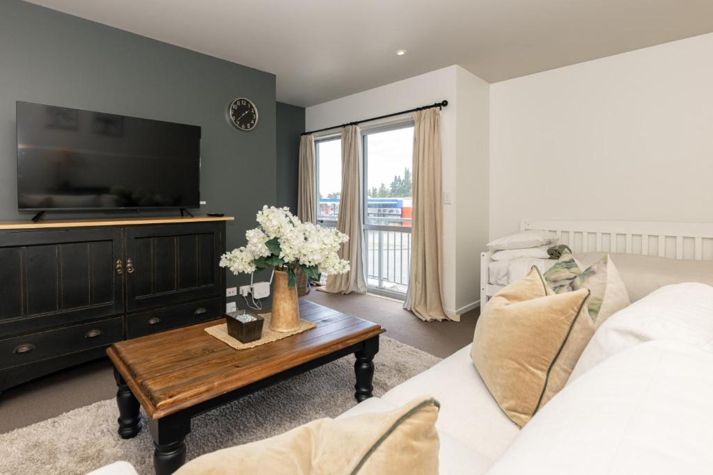 Una televisión o centro de entretenimiento en Central Methven Apartment