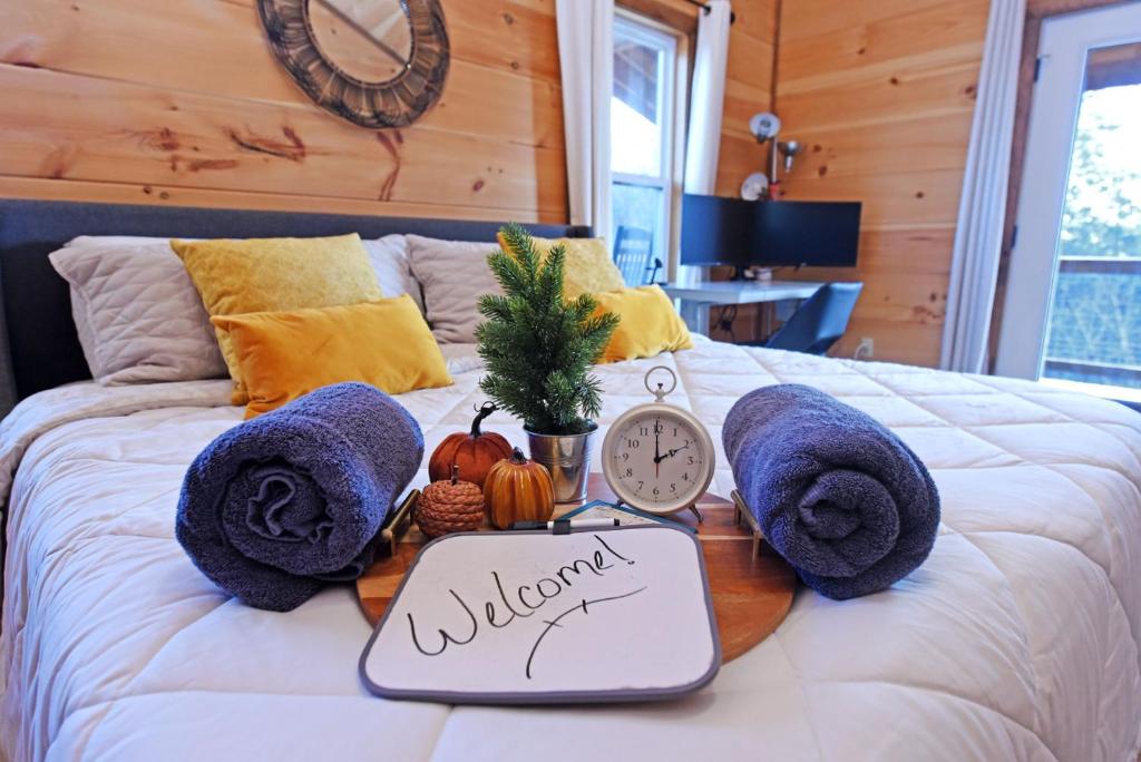 Giường trong phòng chung tại Rustic Moose- Copperhill TN