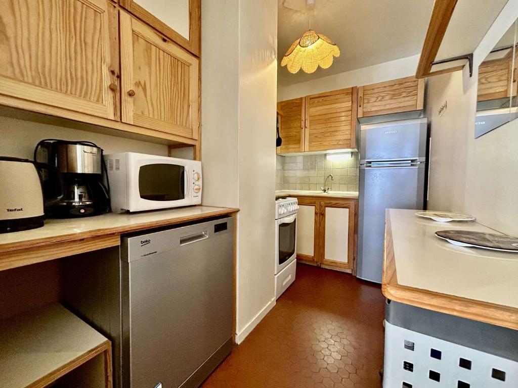 Køkken eller tekøkken på Appartement lumineux 2 pièces, 6 couchages, proche pistes et commerces, avec parking et balcon - FR-1-330F-114