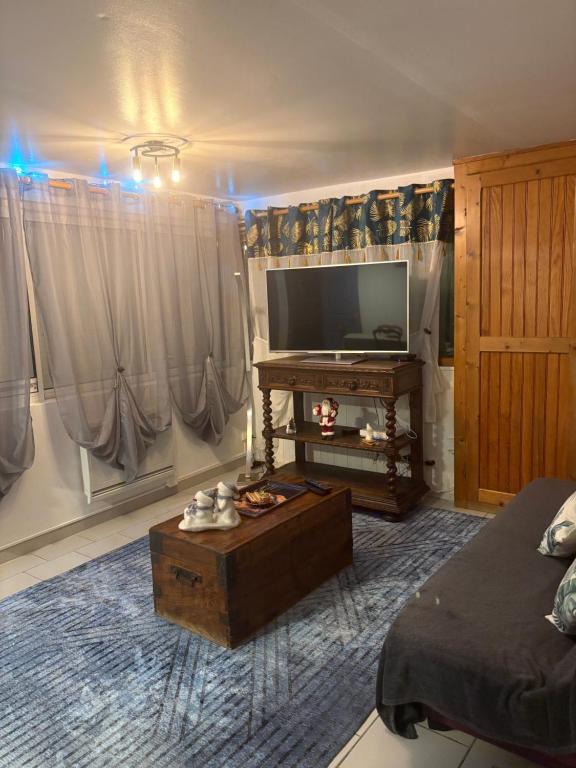 Μια τηλεόραση ή/και κέντρο ψυχαγωγίας στο Petite maison au coeur des Hautes-Alpes