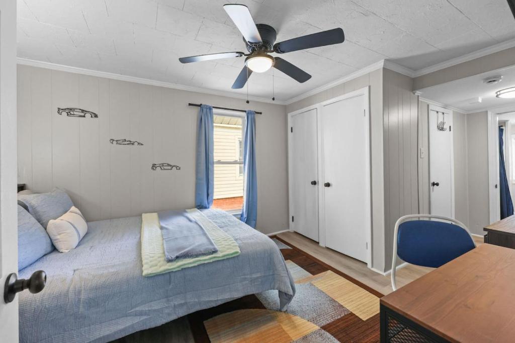 Postel nebo postele na pokoji v ubytování Pit Stop Paradise - Concord Racing Retreat