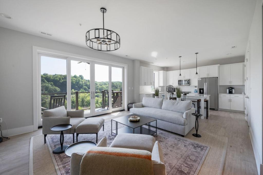 Køkken eller tekøkken på Luxury Downtown Loft - Balcony and Rooftop Bar!