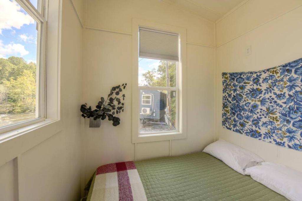 Postel nebo postele na pokoji v ubytování The Florio - Tiny Home, River, Hiking, and Rafting!