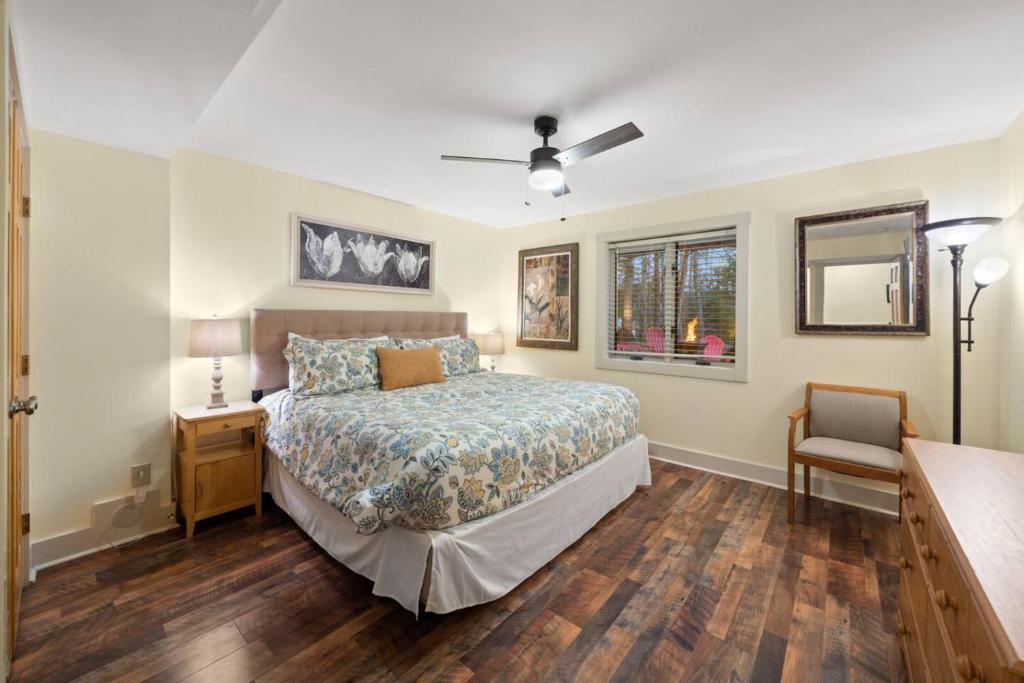 Ένα ή περισσότερα κρεβάτια σε δωμάτιο στο Hickory Hills - Ultimate Asheville Getaway, Hot Tub and Gas Grill!