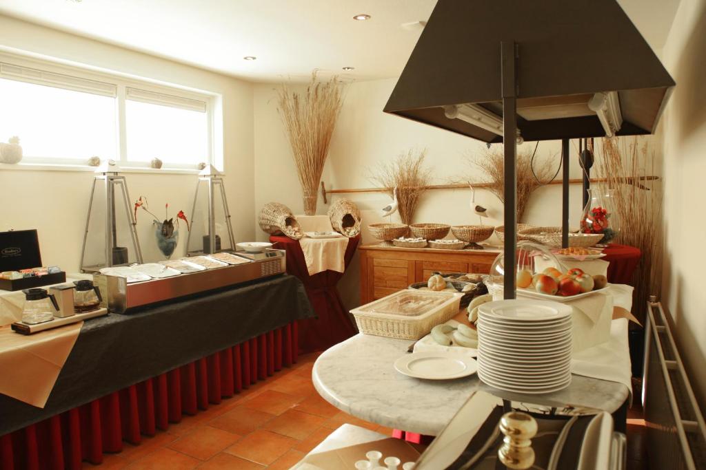 Kuchyň nebo kuchyňský kout v ubytování Hotel de Harmonie