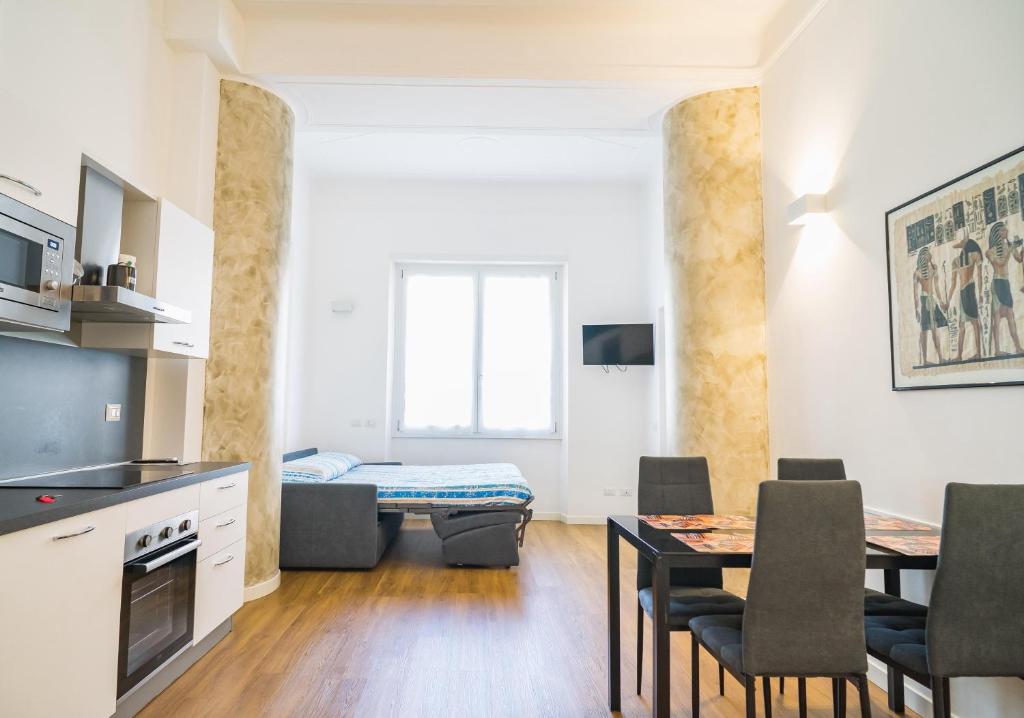 een keuken en woonkamer met een tafel en stoelen bij P&P House 38 Bilo 2 in Bergamo