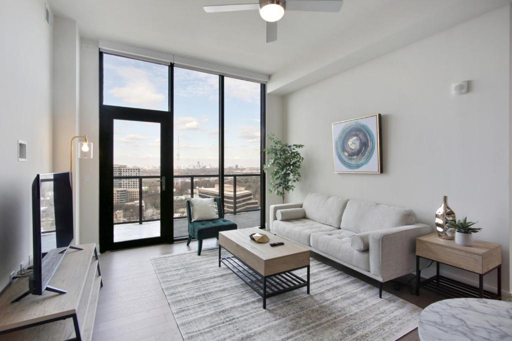 un soggiorno con un divano e una TV di Midtown Penthouse 2 bdrm ad Atlanta