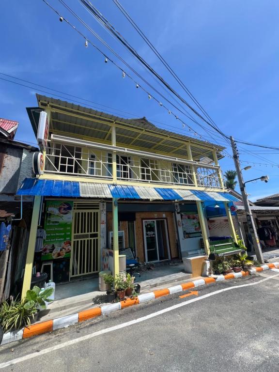 a building on the side of a street at KiKi HOSTEL in Haad Rin