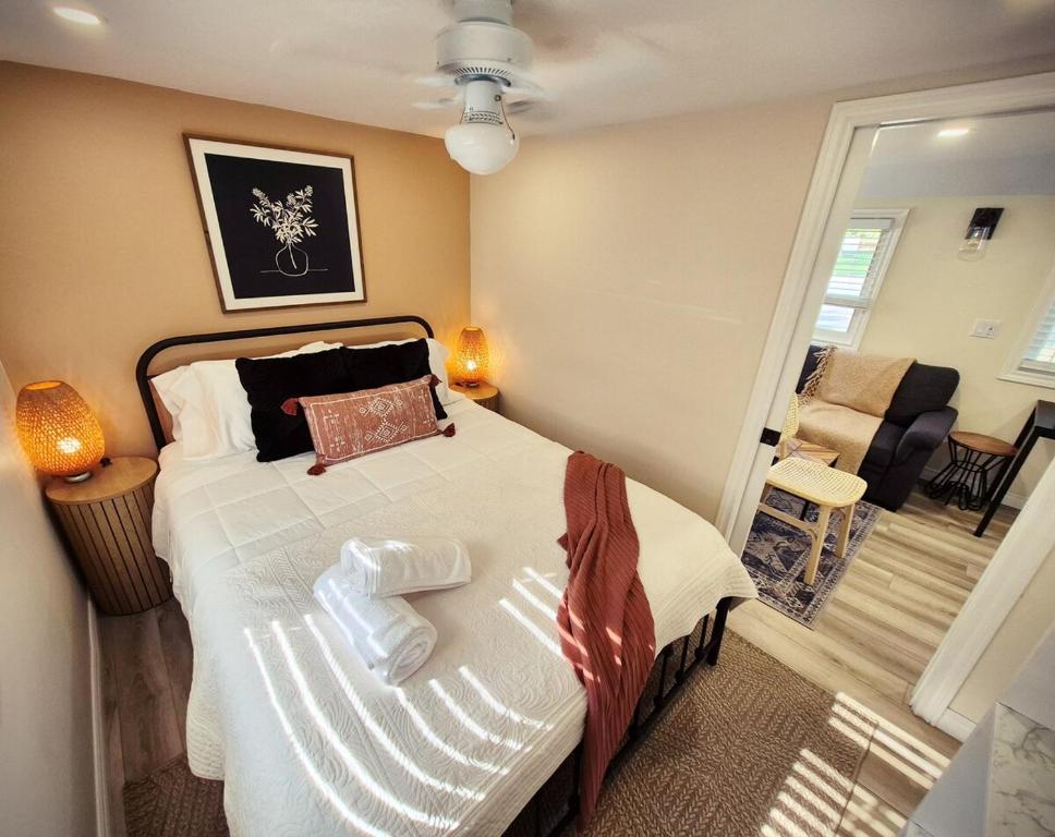 una camera da letto con un letto e un soggiorno di Parkview Boho Cottage 5 - Cedar Serenity a Leamington