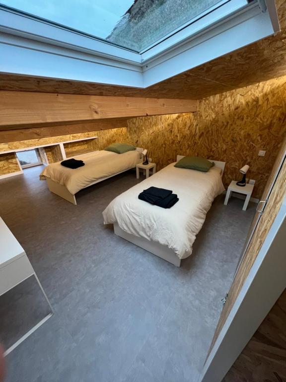 Ένα ή περισσότερα κρεβάτια σε δωμάτιο στο Loft 6 pers Chaleureux avec Patio et Wifi