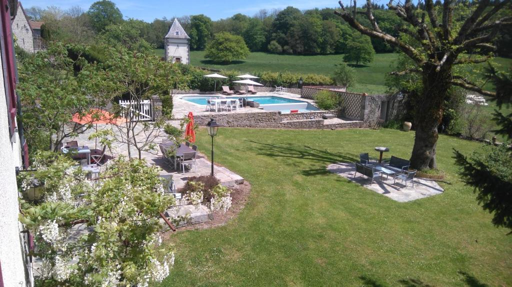 vista aerea su un cortile con piscina di Les Vergnes a Saint-Pardoux-le-Neuf