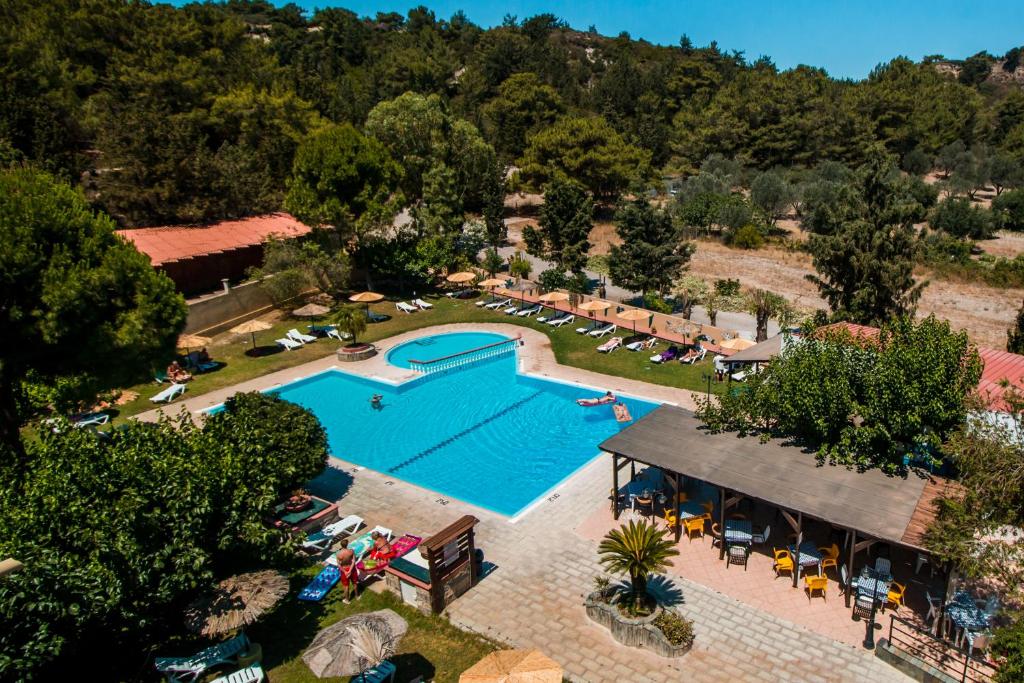 - une vue aérienne sur la piscine d'un complexe dans l'établissement Achousa Hotel, à Faliraki