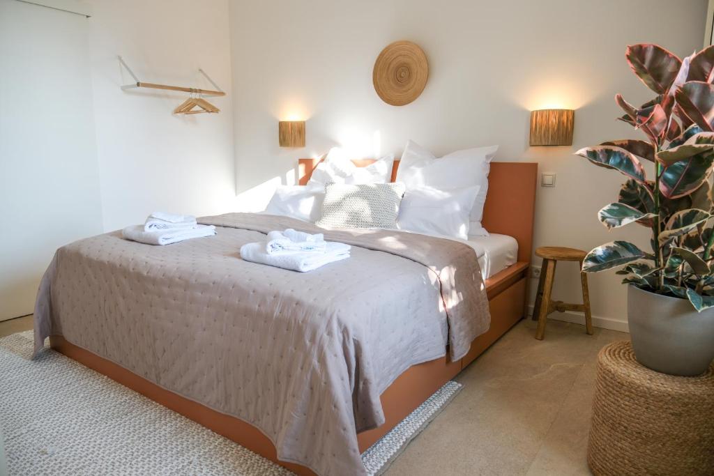 a bedroom with a bed with two towels on it at Zenkoje - Ihr Ferienzuhause in der Pfalz! in Neustadt an der Weinstraße