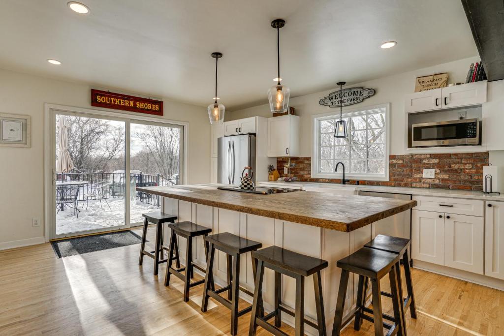 Кухня или мини-кухня в Scandia Nordic-Themed Retreat on 80 Acres with Sauna
