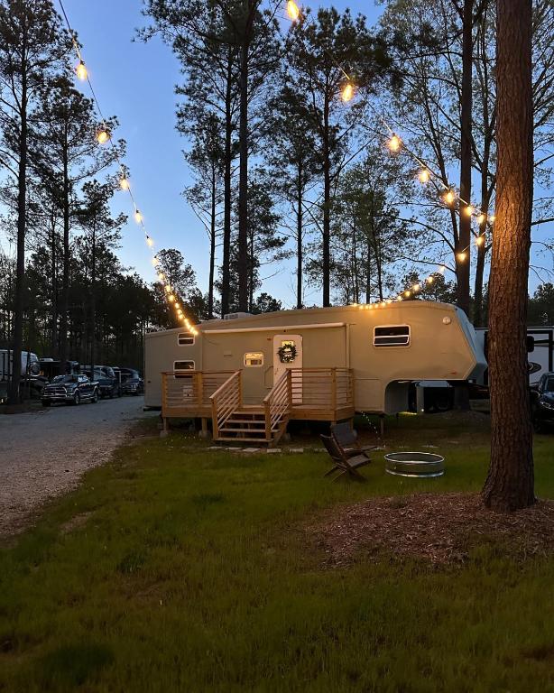 Budova, kde se kemp nachází