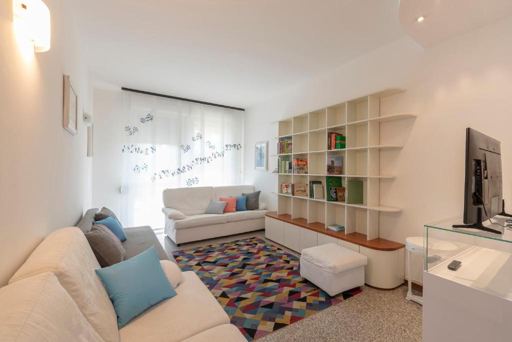 ein Wohnzimmer mit Sofa und Fernseher in der Unterkunft La Piazzetta in San Giovanni in Persiceto