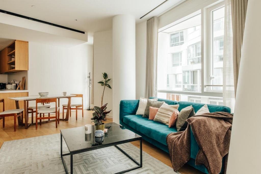 Khu vực ghế ngồi tại Luxury modern 2Bed-2Bath Apartment