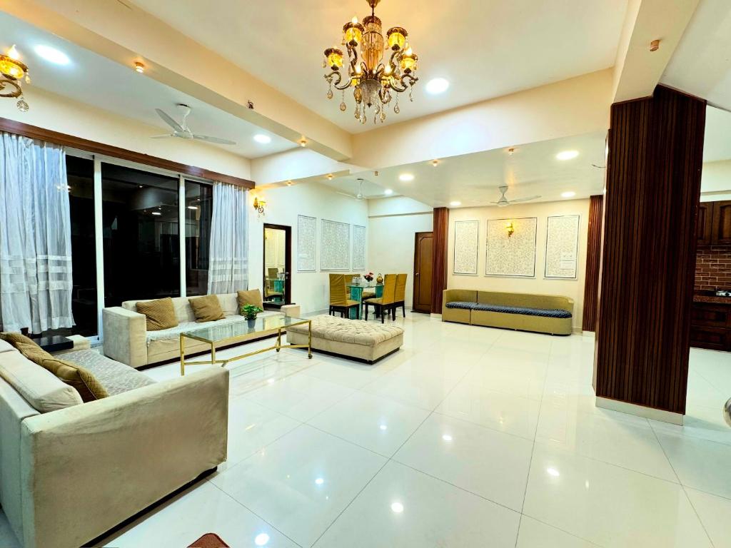 Χώρος καθιστικού στο Amy Villa Lonavala - 5bhk- 5 mins from lonavala station with private swimming pool