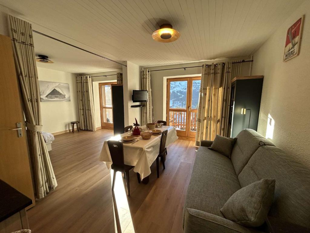 Studio à Méribel, proche pistes et commerces, balcon