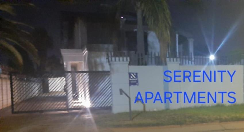 serenity apartments في مافكينج: لافتة مكتوب عليها "شقق سكنية آمنة" ليلاً