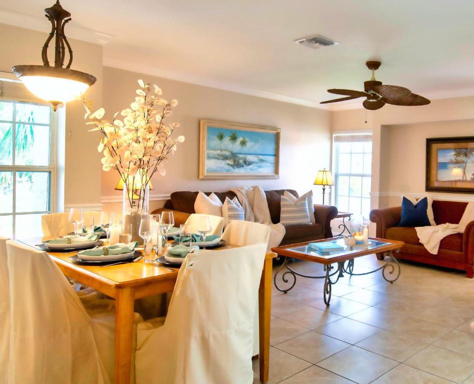 een woonkamer met een tafel en een bank bij 2BR Siesta Key Downtown Condo Walk Everywhere in Bailey Hall