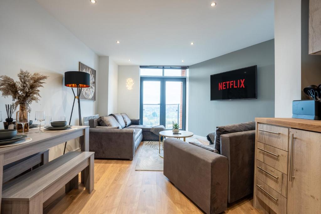 TV a/nebo společenská místnost v ubytování Leeds City Stay on the River - Sleeps 10 - Central