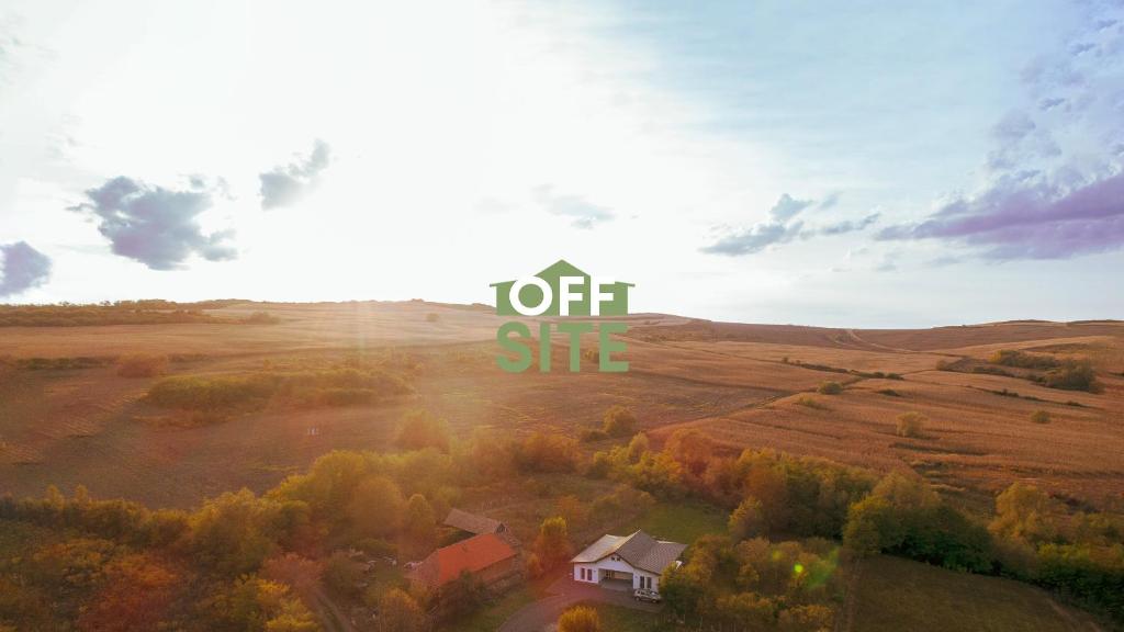 una casa in mezzo a un campo con le parole fuori turno di Off-Site Stay 