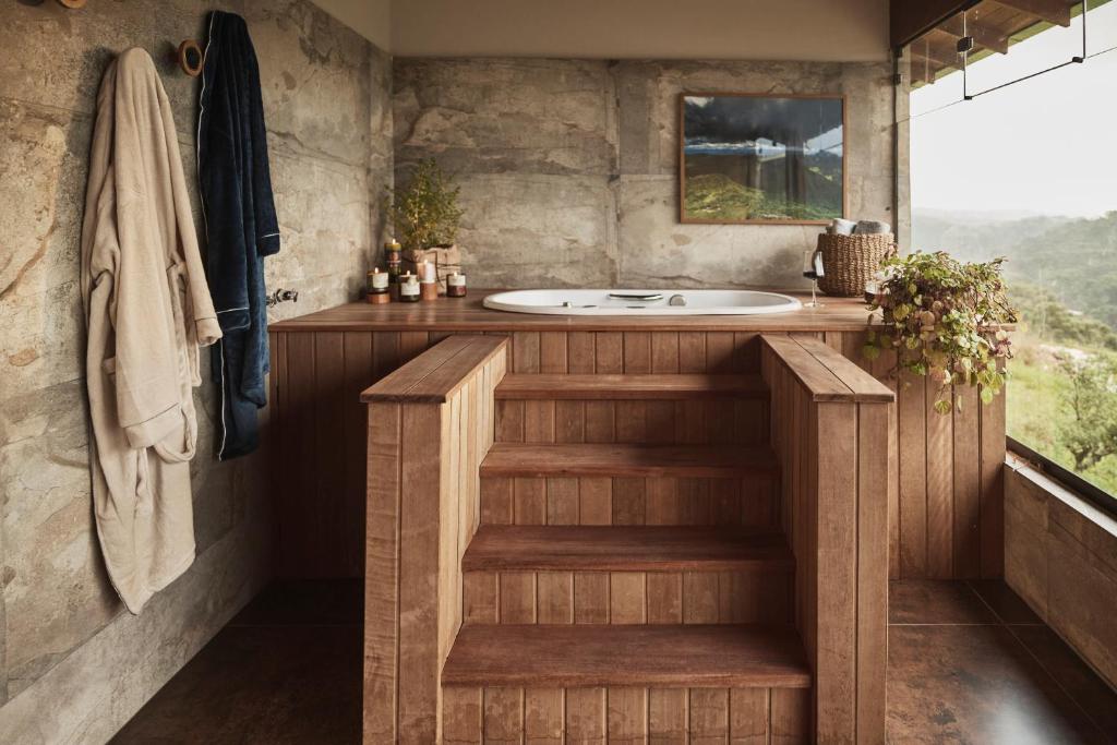 un bagno con lavandino e vasca da bagno di Le Ronde Elysée a Piranguçu