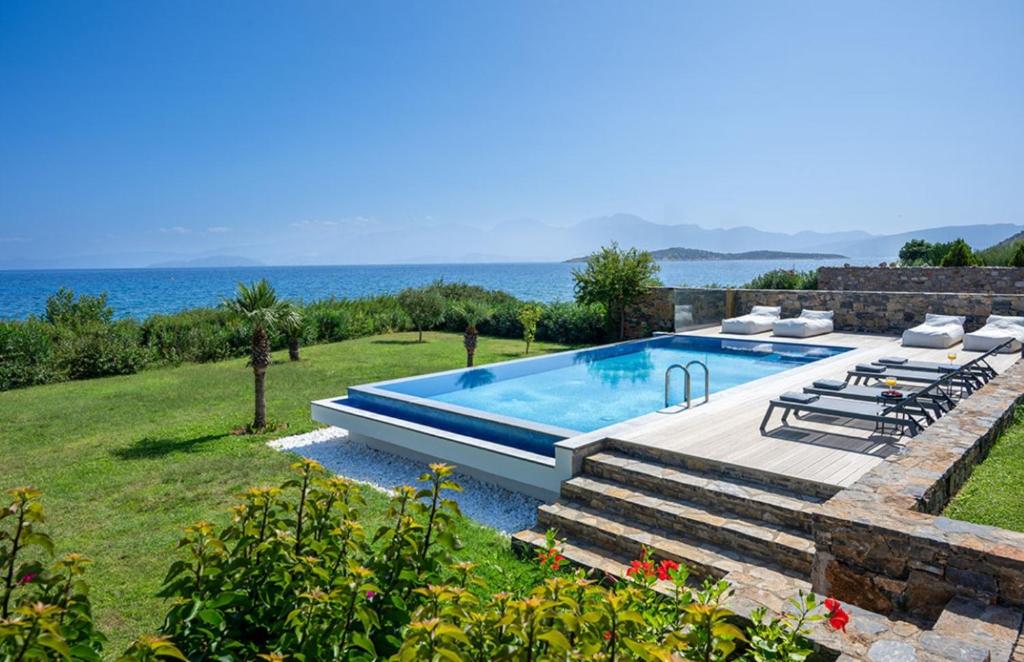 Swimmingpoolen hos eller tæt på Mirabello Bay House