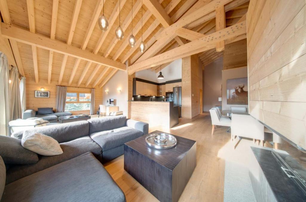 O zonă de relaxare la Top Floor Alpine Chalet Apartment in Grillon